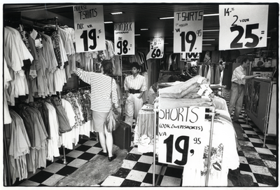 401745 Interieur van een kledingwinkel te Utrecht, tijdens de uitverkoop.